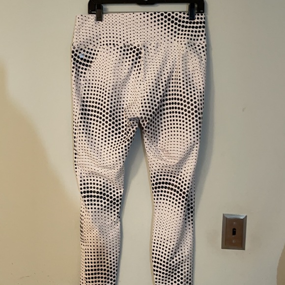 NWOT FABLETICS XL LEGGINGS - Picture 4 of 4